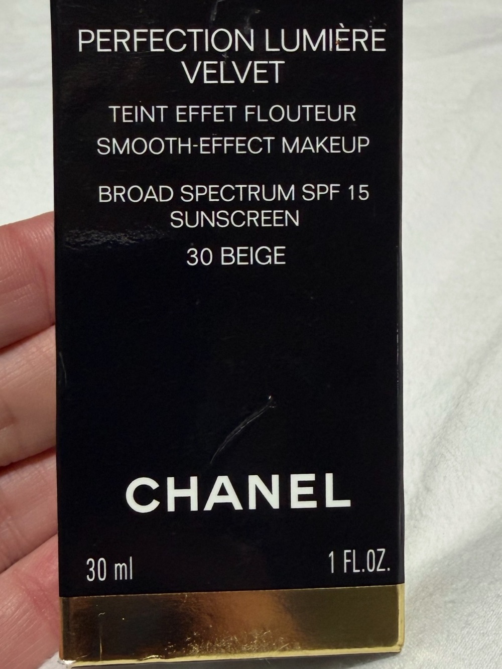 CHANEL Perfection Lumière Velvet Smooth-Effect Makeup SPF15 – Beige 30